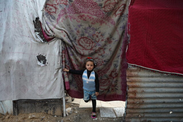 Ο αγώνας των Παλαιστινίων για στέγη στον χειμώνα της Γάζας