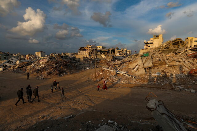 Ο αγώνας των Παλαιστινίων για στέγη στον χειμώνα της Γάζας