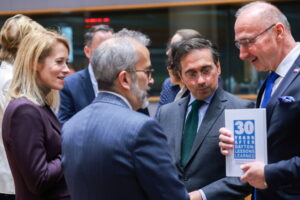 Η ΕΕ «παγώνει» τα ρωσικά κεφάλαια επ’ αόριστον