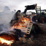 Γαλλία: Αγροτικά μπλόκα σε οδικό δίκτυο και σιδηρόδρομο