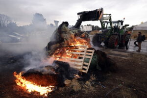 Γαλλία: Αγροτικά μπλόκα σε οδικό δίκτυο και σιδηρόδρομο