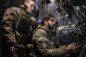 Ουκρανοί μαχητές προσπαθούν να κρατήσουν τα τελευταία στρατηγικά σημεία στο Ντόνετσκ – Φωτογραφίες