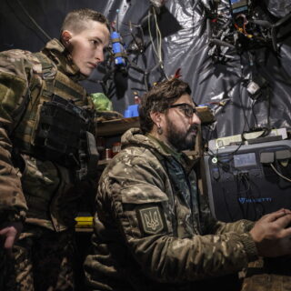 Ουκρανοί μαχητές προσπαθούν να κρατήσουν τα τελευταία στρατηγικά σημεία στο Ντόνετσκ – Φωτογραφίες