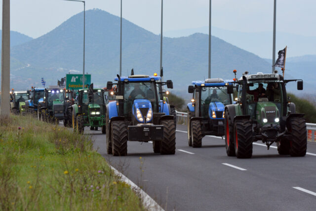 Αγροτικές κινητοποιήσεις: Ανοιχτοί δρόμοι στις γιορτές με τα μπλόκα να παραμένουν