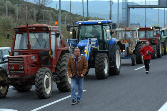 Η ΕΛΑΣ απαντά γιατί κλείνει τους δρόμους που έχουν ανοίξει οι αγρότες