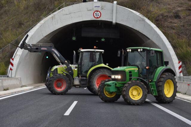 Ανοιχτά για τα Θεοφάνια τα μπλόκα, πολύωροι αποκλεισμοί σήμερα