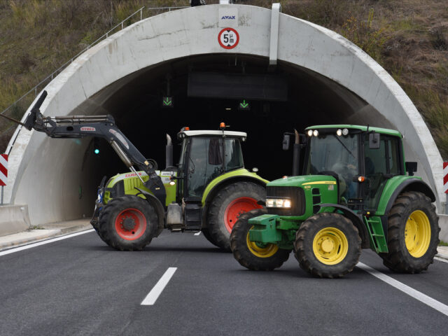 Ανοιχτά για τα Θεοφάνια τα μπλόκα, πολύωροι αποκλεισμοί σήμερα