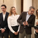 Τα χριστουγεννιάτικα κάλαντα άκουσαν ο πρωθυπουργός και οι πολιτικοί αρχηγοί