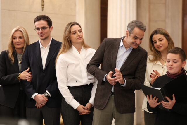 Τα χριστουγεννιάτικα κάλαντα άκουσαν ο πρωθυπουργός και οι πολιτικοί αρχηγοί