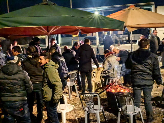 Χριστούγεννα στα μπλόκα για τους αγρότες και κτηνοτρόφους