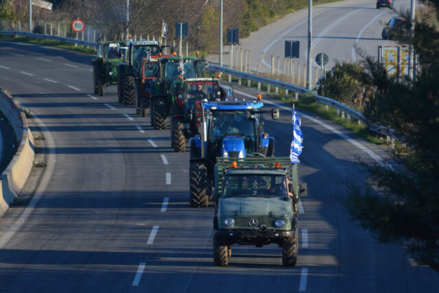 Στα μπλόκα παραμένουν οι αγρότες – Διευκολύνσεις για την έξοδο των εκδρομέων