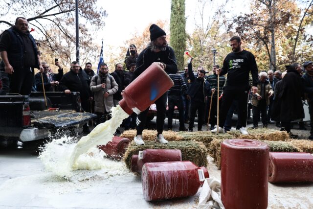Διαμαρτυρία κτηνοτρόφων στην κεντρική πλατεία της Λάρισας
