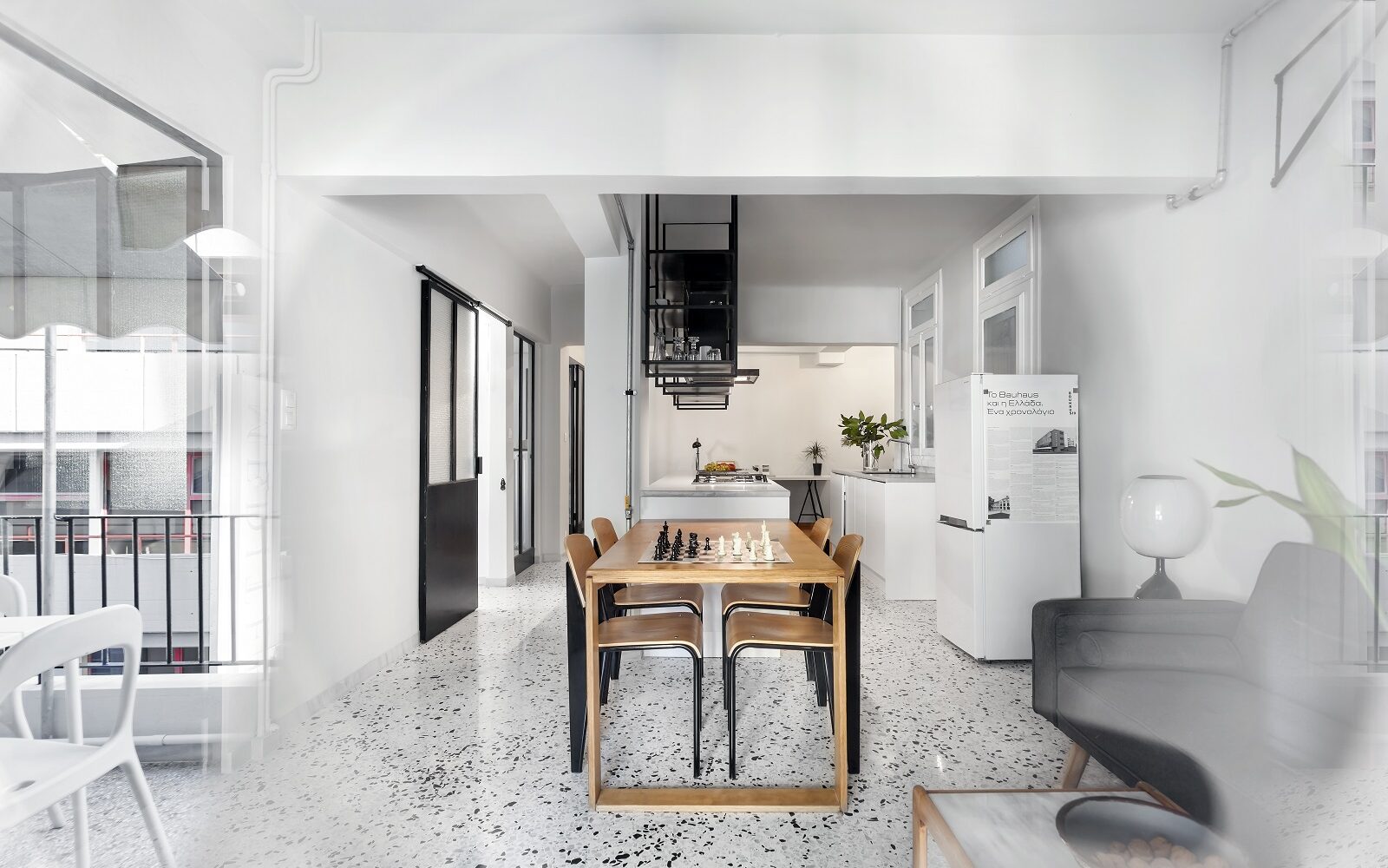 Ένα διαμέρισμα του ’50 στην πλατεία Βικτωρίας γίνεται διαμπερές και ευέλικτο