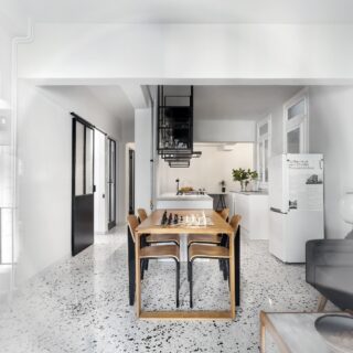 Ένα διαμέρισμα του ’50 στην πλατεία Βικτωρίας γίνεται διαμπερές και ευέλικτο