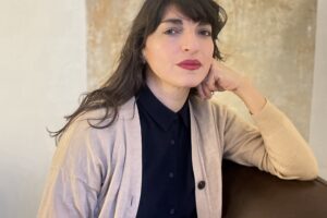 Bani Khoshnoudi : «Τα πράγματα δεν μπορούν να παραμένουν για πάντα όπως είναι. Η σιωπή κάποια στιγμή γίνεται κραυγή»