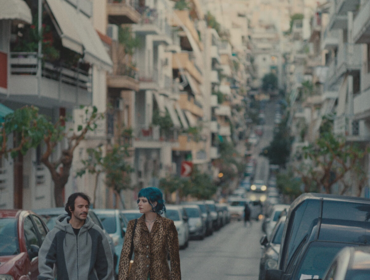 How To Shoot A Ghost - Η Jessie Buckley και ο Josef Akiki υποδύονται δύο φαντάσματα που περιπλανιούνται στην Αθήνα.