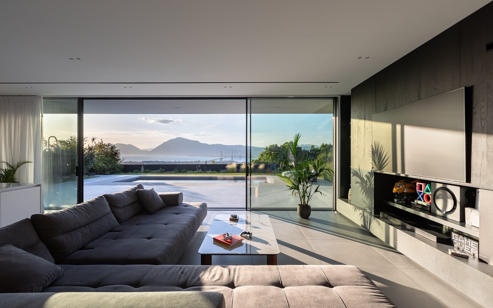 Μια σύγχρονη κατοικία–καταφύγιο στα προάστια της Πάτρας