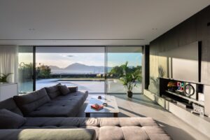 Μια σύγχρονη κατοικία–καταφύγιο στα προάστια της Πάτρας