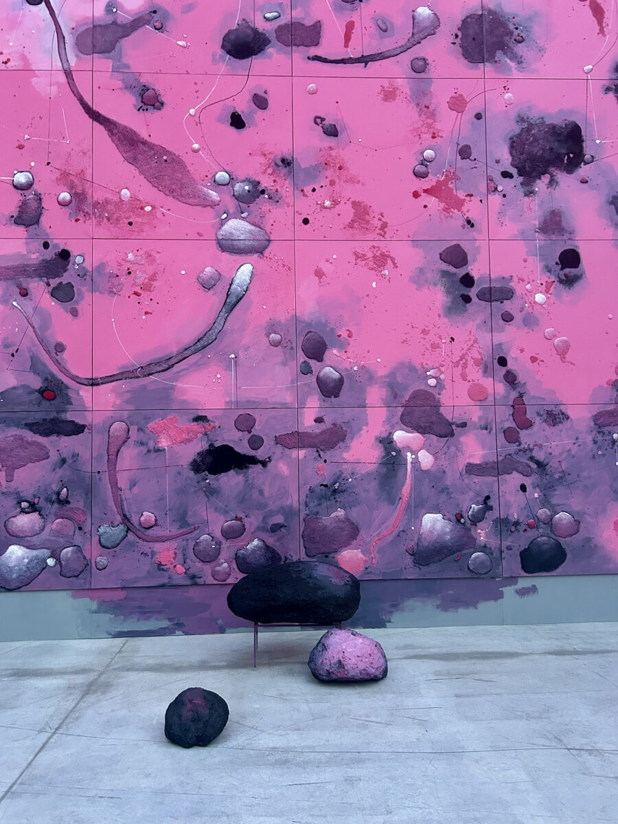 Tρισδιάστατο το ΔΕΟΣ 2025, με αληθινές πέτρες να εκτείνονται έξω από το ταμπλό