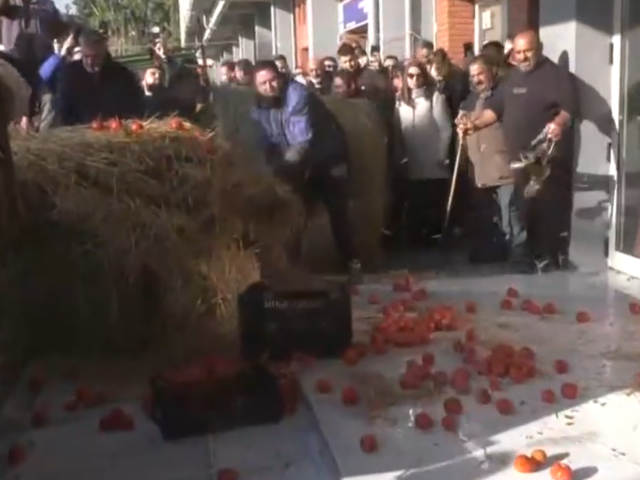 Καβάλα: Κατάληψη του κτηρίου της Αντιπεριφέρειας από τους αγρότες