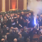 Σκηνές χάους στο κοινοβούλιο της Αλβανίας – Πέταξαν νερό στον πρόεδρο [ΒΙΝΤΕΟ]
