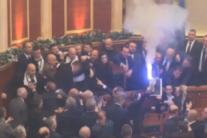 Σκηνές χάους στο κοινοβούλιο της Αλβανίας – Πέταξαν νερό στον πρόεδρο [ΒΙΝΤΕΟ]