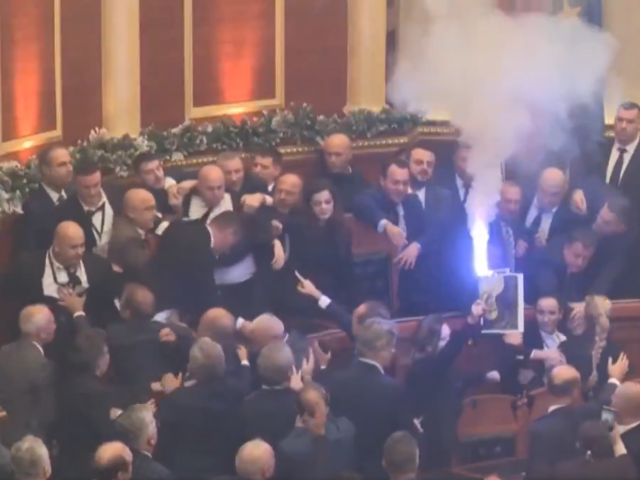 Σκηνές χάους στο κοινοβούλιο της Αλβανίας – Πέταξαν νερό στον πρόεδρο [ΒΙΝΤΕΟ]