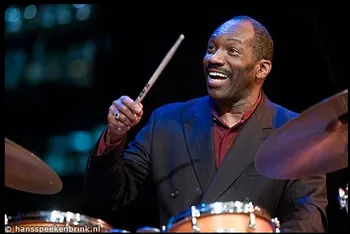 Το Half Note Jazz Club υποδέχεται το 2026 με τους Alvin Queen και Ανδρέα Πολυζωγόπουλο