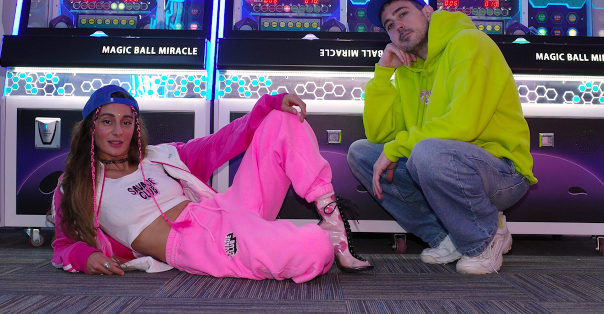 Διλήμματα στο φεγγάρι με άρωμα μπελ επόκ: Cilia Katrali vs. Σπύρος Παρασκευάκος