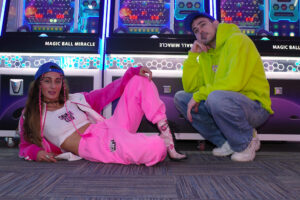 Διλήμματα στο φεγγάρι με άρωμα μπελ επόκ: Cilia Katrali vs. Σπύρος Παρασκευάκος