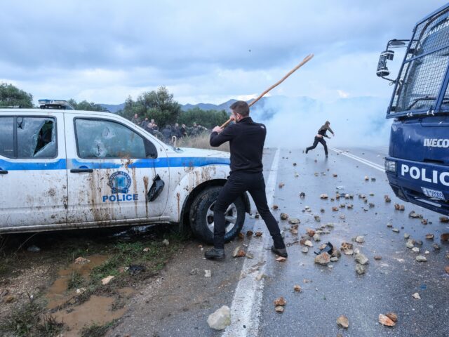 Αποκλεισμένο από αγρότες και κτηνοτρόφους το αεροδρόμιο Χανίων