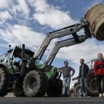 Παραμένουν στα μπλόκα οι αγρότες και κτηνοτρόφοι – Αποκλεισμένη η εθνική οδός Αθηνών-Λαμίας