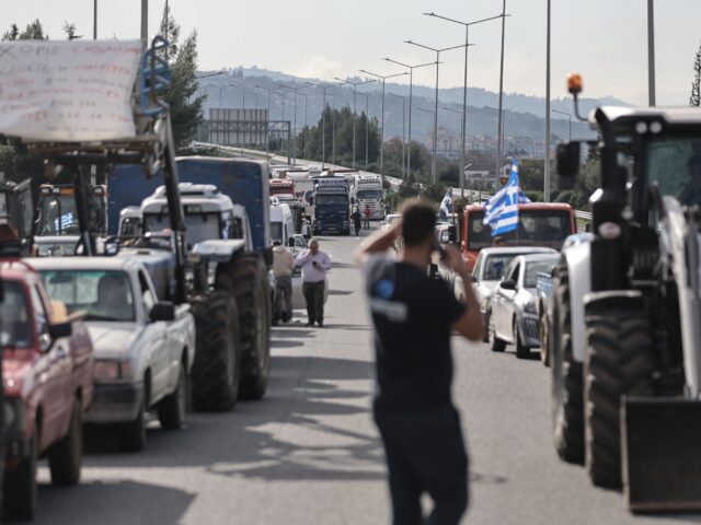 Αγροτικές κινητοποιήσεις: Ένταση και χημικά πριν τη Γέφυρα Ρίου – Αντιρρίου