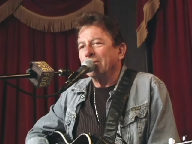 Πέθανε ο θρυλικός τραγουδοποιός της κάντρι-ροκ, Τζο Ίλι