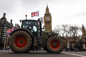 Σε όλη την Ευρώπη, οι αγρότες φωνάζουν: «Φτάνει, πια!»