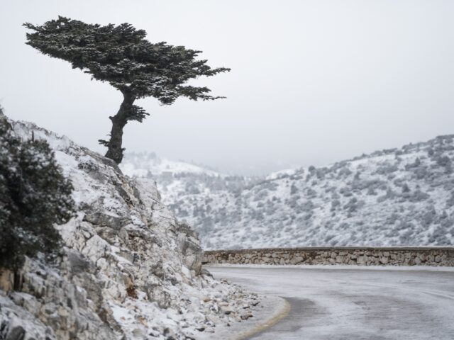 Χιονίζει στην Πάρνηθα – Κλειστός ο δρόμος προς το καζίνο