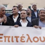 Διαμαρτυρία δημάρχων μπροστά από τη Βουλή