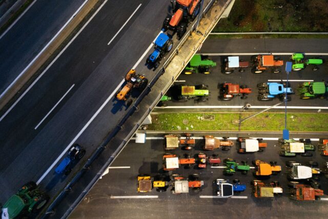 Αγρότες έκλεισαν τις σήραγγες στα Τέμπη για τα φορτηγά