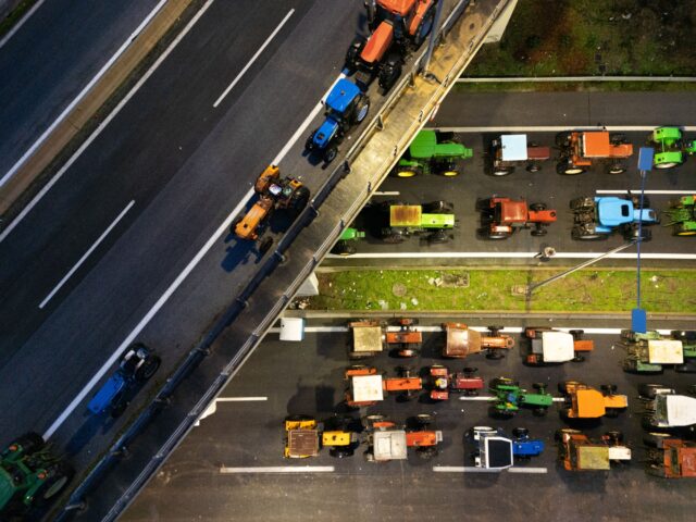 Αγρότες έκλεισαν τις σήραγγες στα Τέμπη για τα φορτηγά