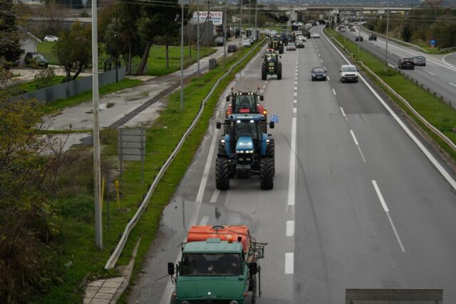 Θεσσαλονίκη: Οι αγρότες έκλεισαν την πρόσβαση προς το αεροδρόμιο «Μακεδονία»