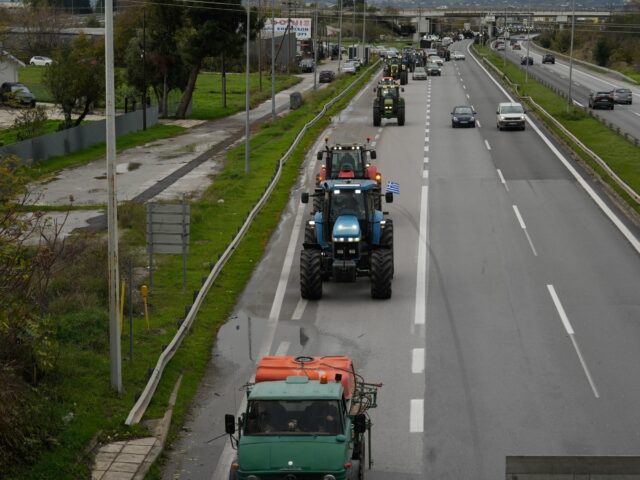 Θεσσαλονίκη: Οι αγρότες έκλεισαν την πρόσβαση προς το αεροδρόμιο «Μακεδονία»