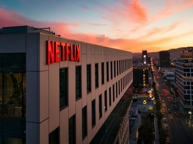 Το Netflix σε διαπραγματεύσεις για την εξαγορά της Warner Bros Discovery