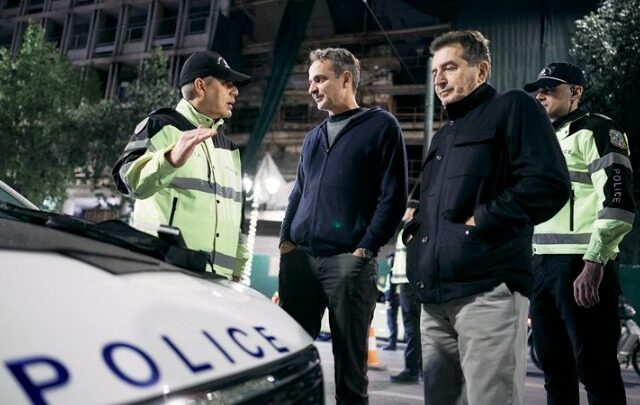 Επίσκεψη του πρωθυπουργού σε σημείο διενέργειας αλκοτέστ στην Αττική