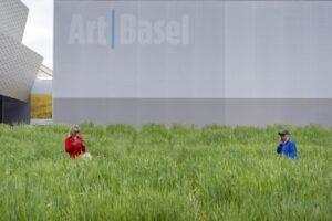 Ντοκιμαντέρ για την καλλιτέχνιδα Άγκνες Ντένες με εκτελεστικό παραγωγό τον Ίθαν Χοκ