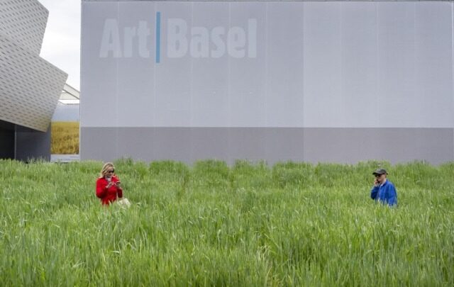 Ντοκιμαντέρ για την καλλιτέχνιδα Άγκνες Ντένες με εκτελεστικό παραγωγό τον Ίθαν Χοκ