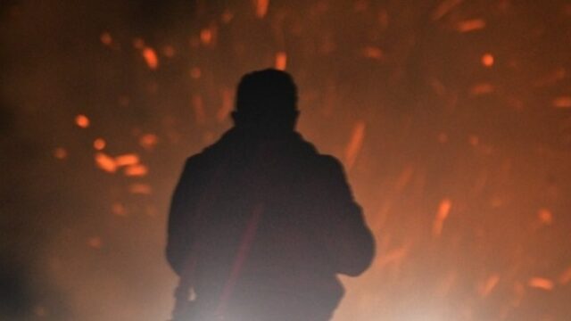 Πυρκαγιά σε διαμέρισμα στην Καλλιθέα. Χωρίς τις αισθήσεις τους εντοπίστηκαν δύο άνδρες