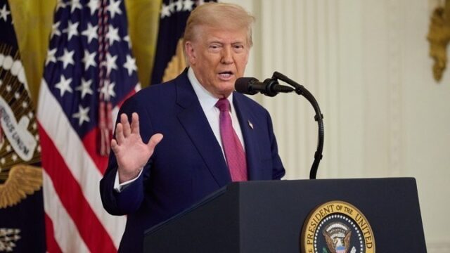 Τραμπ: Ο Ζελένσκι «δεν έχει τίποτα μέχρι να το εγκρίνω εγώ»