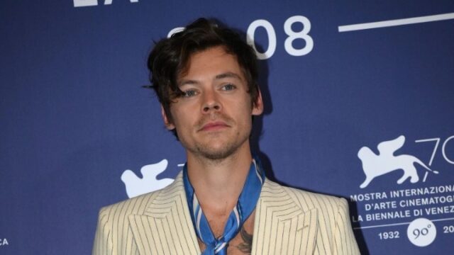 Ο Χάρι Στάιλς τερματίζει τη διετή αποχή από τη μουσική με ένα βίντεο-έκπληξη [video]