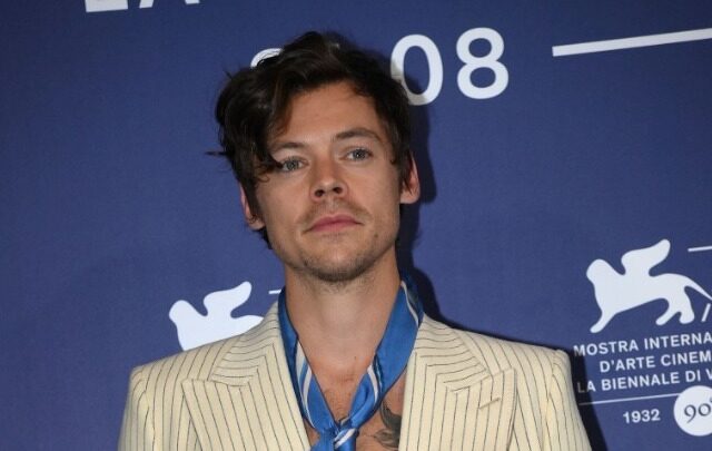 Ο Χάρι Στάιλς τερματίζει τη διετή αποχή από τη μουσική με ένα βίντεο-έκπληξη [video]