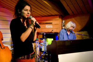 «Από το Rock n Roll στο Ρεμπέτικο»: Το «Πατάρι» του θεάτρου «Μεταξουργείο» επιστρέφει για 2η χρονιά